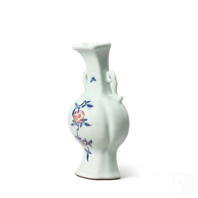 清乾隆 青花釉裏紅壁瓶 | AN UNDERGLAZE BLUE AND COPPER RED DECORATED CELADON WALL VASE - 图4